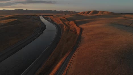 Aerial-of-gorgeous-twilight-in-California