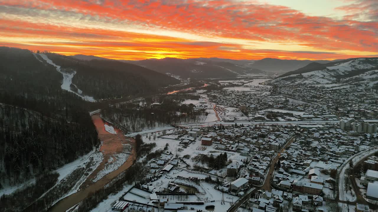 paisaje urbano con colores ardientes y techos cubiertos de nieve