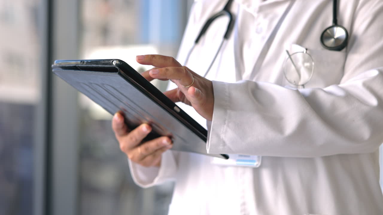 primer plano, manos y médico con tableta