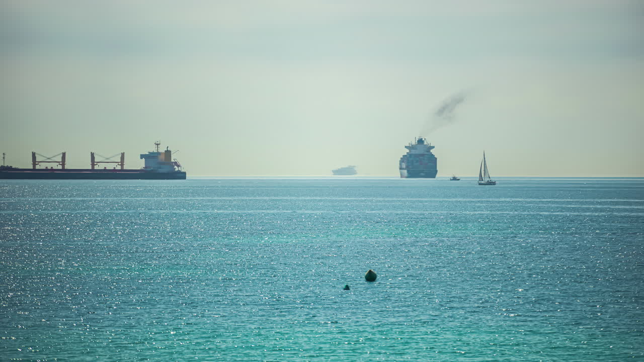 상업적 항해 노선에 있는 컨테이너 선박