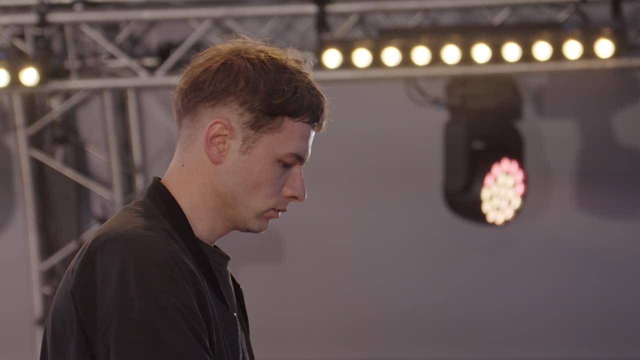 hombre actuando en el escenario