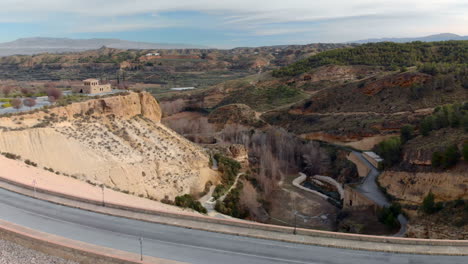 drone aéreo inclinado hacia abajo sobre la carretera a través del embalse seco francisco abellan durante el día