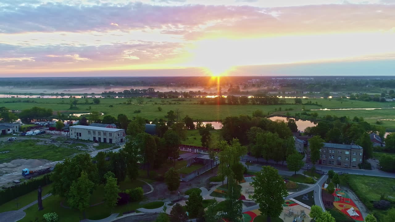 un atardecer colorido en un campo de letonia