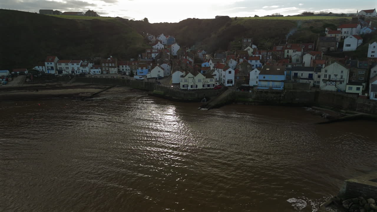 Ripresa panoramica con drone di Staithes in una giornata di sole, North Yorkshire, Regno Unito