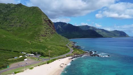 Toma-Aérea-De-La-Playa-En-La-Costa-De-Hawaii.