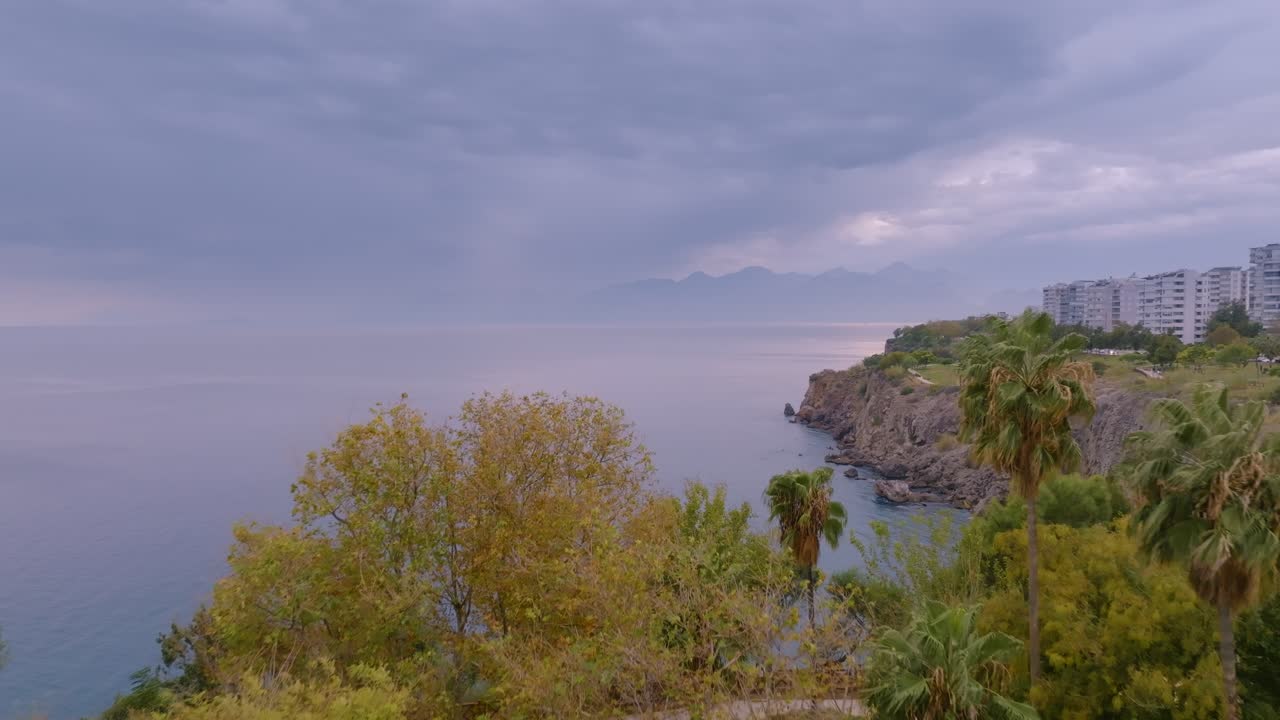 구름이 가득한 해안 도시 풍경