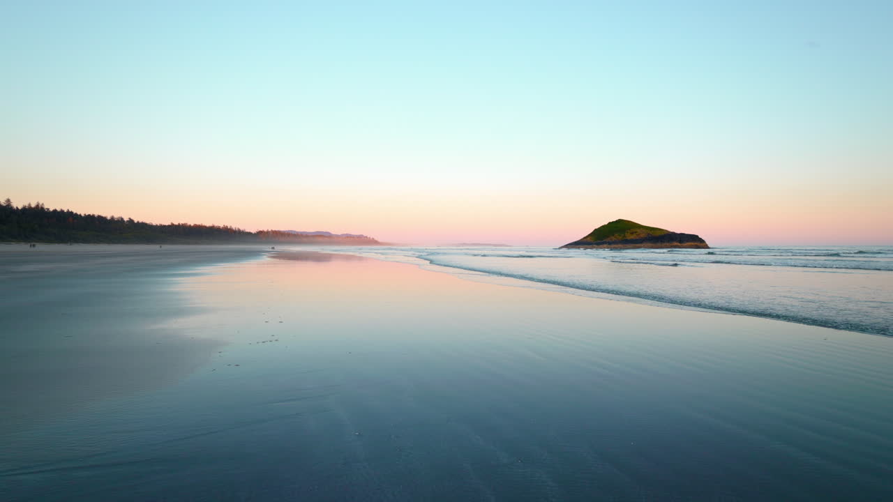 토피노 해변에서 아름다운 사진 해가 지는 빈 해변