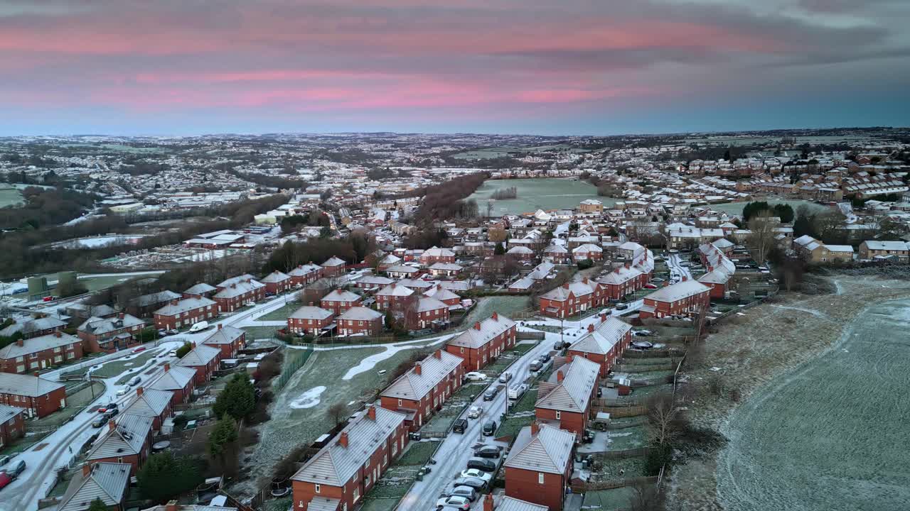 Kold vinter filmisk luftfoto af en sart lyserød og blå tidlig morgensolopgangshimmel