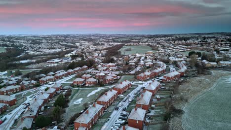 Fría-Vista-Aérea-Cinematográfica-De-Invierno-De-Un-Delicado-Cielo-Rosa-Y-Azul-Del-Amanecer-Temprano-En-La-Mañana