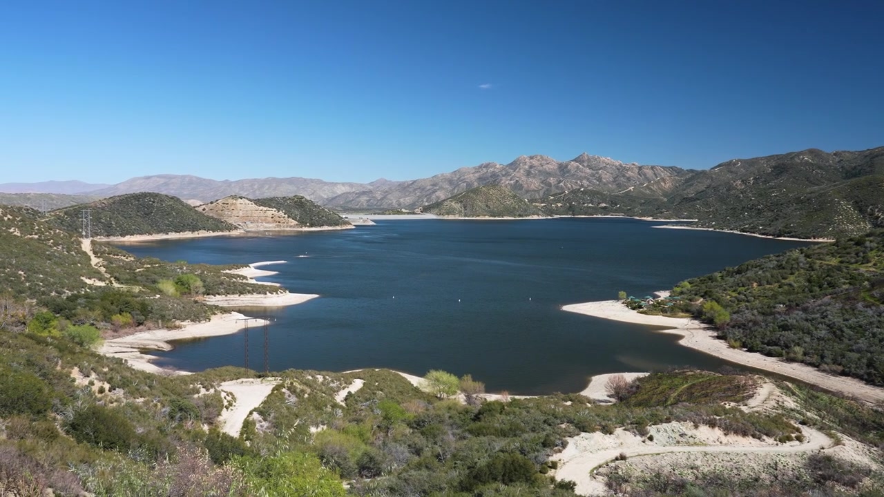 Lago Silverwood in California, USA. Vista panoramica del bacino idrico nella Contea di San Bernardino