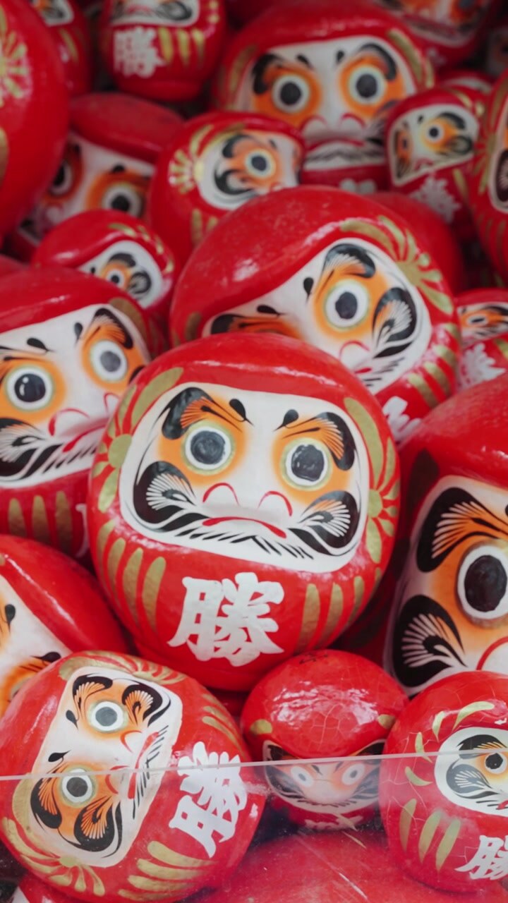Centinaia di bambole Daruma tradizionali giapponesi sono esposte al Tempio Katsuoji, che rappresentano perseveranza, determinazione, buona fortuna e l'esaudimento dei desideri