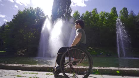 un joven altamente motivado en silla de ruedas.