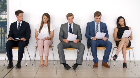 Grupo-De-Candidatos-A-Empleo-Esperando-Una-Entrevista-En-El-Cargo