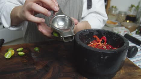 검은 그릇에 라임 주스를 짜내다