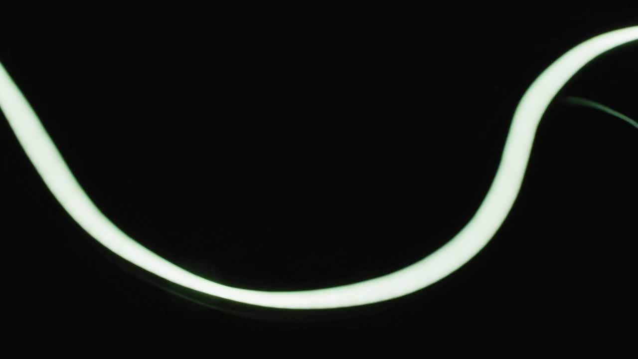 animación de luces de neón blancas que se mueven sobre un fondo negro con espacio de copia