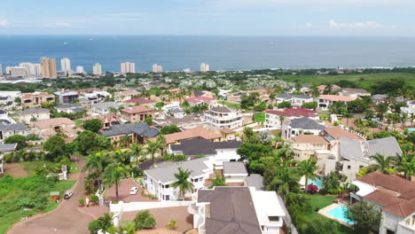 Un-Dron-Disparó-Sobre-Un-Barrio-De-Mercado-En-Durban,-Sudáfrica,-Con-El-Océano-Índico-De-Fondo