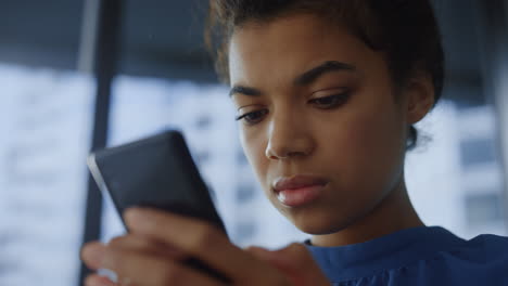 Businesswoman-typing-on-smartphone.-Manager-browsing-internet-on-cellphone