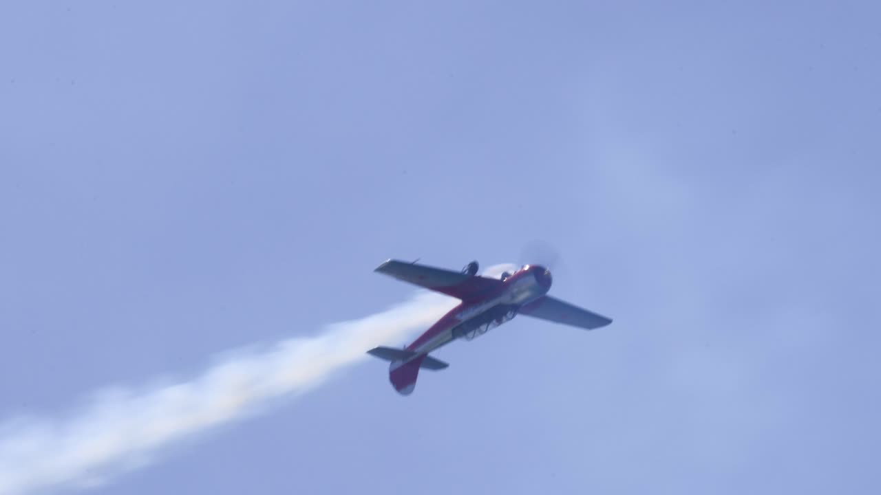 스턴트 비행기 는 복잡 한 공중 트릭 을 수행 한다