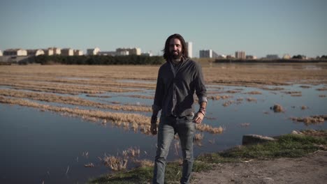 hombre caminando por un campo