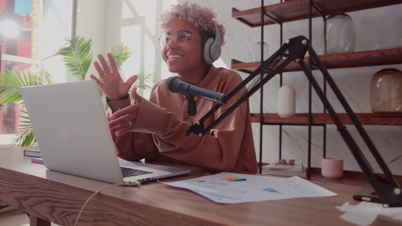 Frau mit Mikrofon und Kopfhörern spricht und nimmt Podcasts im Studio auf