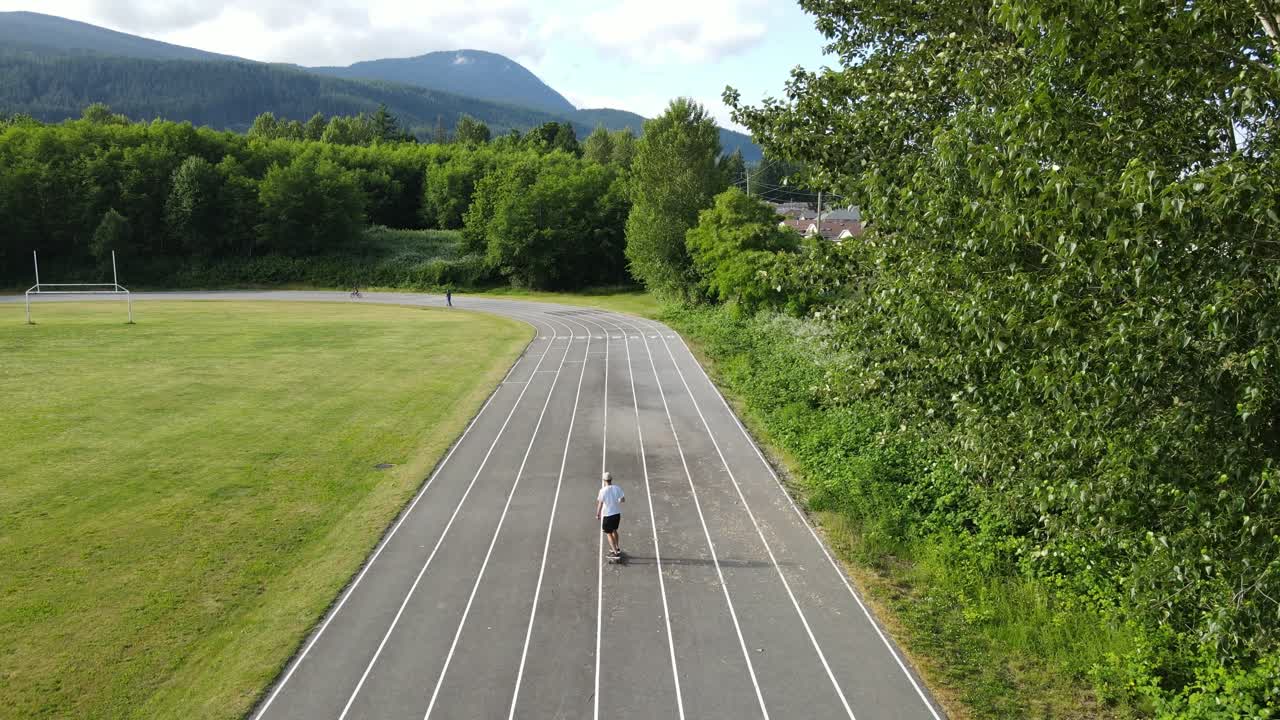 ⁇  셔츠를 입은 남자가
