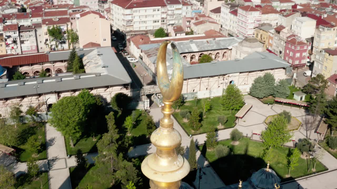 la cúpula de la mezquita fatih y el alem dorado vista aérea
