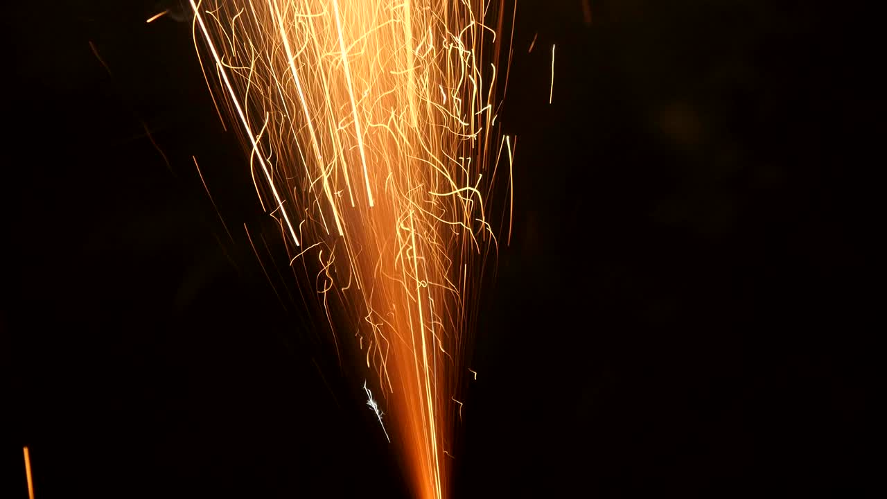 fuegos artificiales en la noche oscura