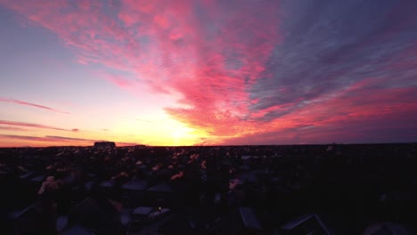 drone volador en calgary durante un hermoso amanecer de invierno con bienes raíces