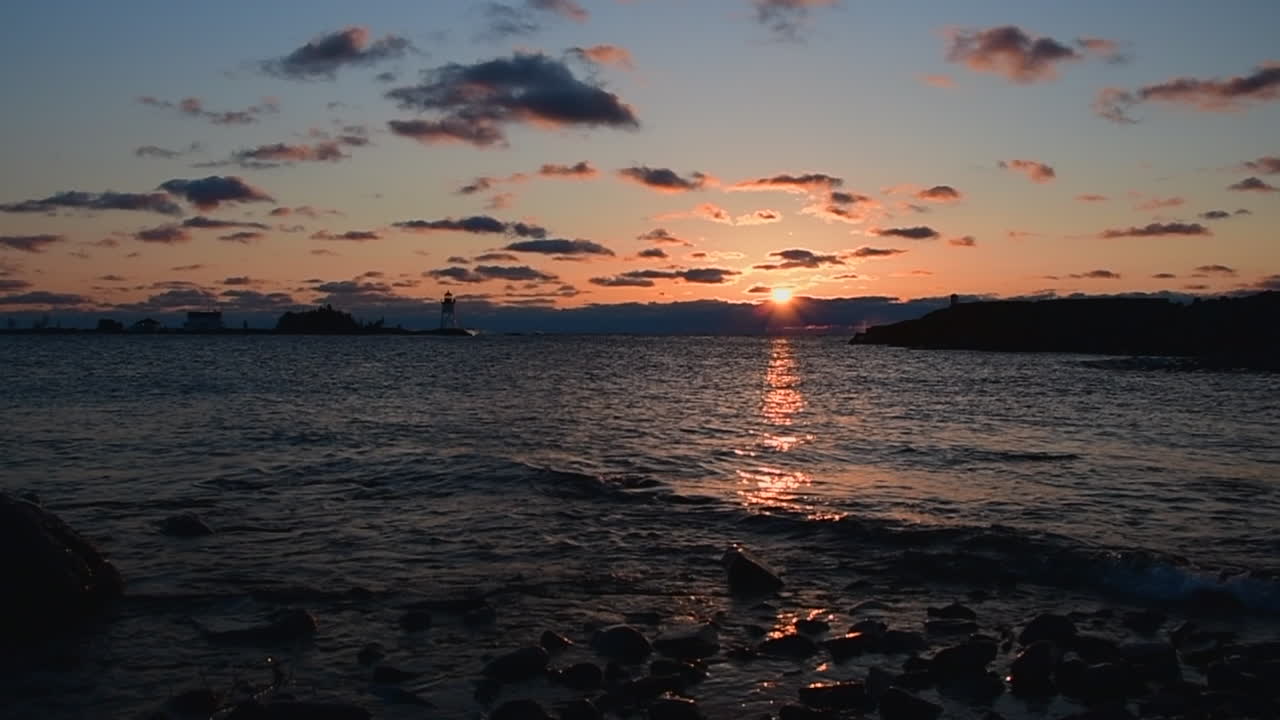 ミネソタ州グランドマレの港で、海岸に打ち寄せる水面