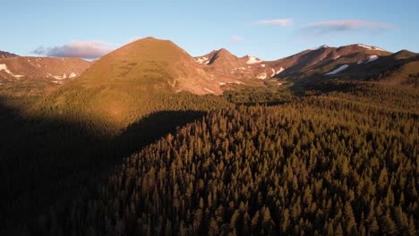 Vista-Aérea-Del-Amanecer-Sobre-Colinas-Y-Bosques-Montañosos,-Rango-De-Diez-Millas,-Colorado,-Ee.uu.