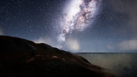 la galaxia de la vía láctea sobre una isla tropical