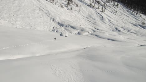 Un-Hombre-Soltero-Está-Caminando-En-Medio-De-Las-Nevadas-Montañas-Italianas-Con-Sus-Raquetas-De-Nieve