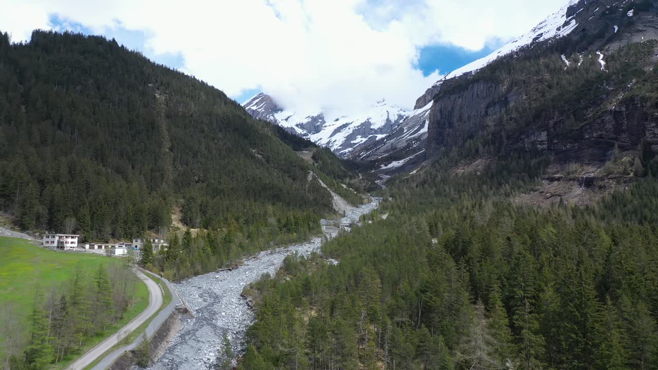 vuelo de drones sobre un hermoso valle glaciar alpino y un vasto paisaje montañoso