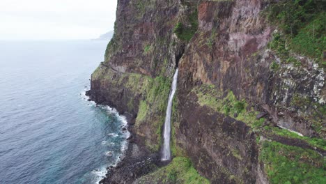 포르투갈 마데라에서 바다로 흘러내리는 에피크 클리프사이드 폭포 (epic cliffside waterfall) 는 세이 마을 근처의 4k 무인기 4k 리버스 공개 입니다.