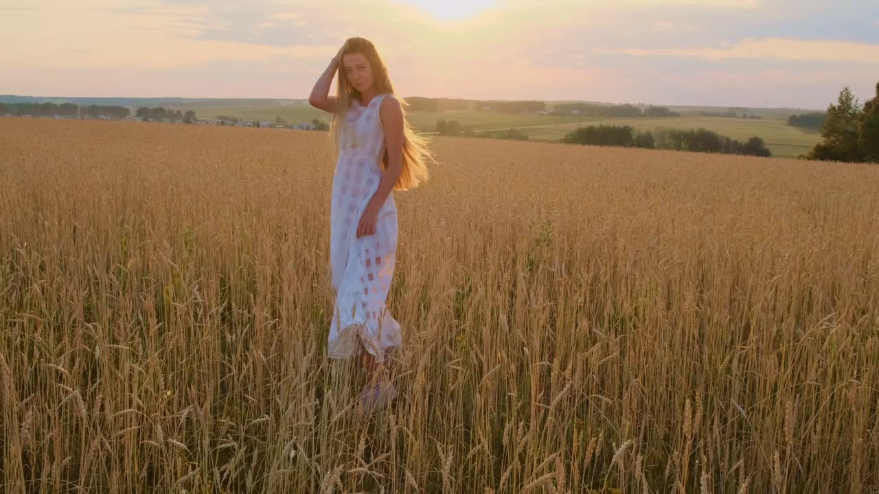 해가 지는 동안 밀 에 있는 여자