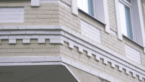 fachada de edificio de ladrillo beige ornamental