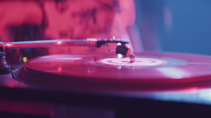 диджей играет виниловые пластинки в ночном клубе