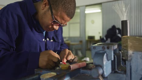 hombre de raza mixta trabajando en una fábrica