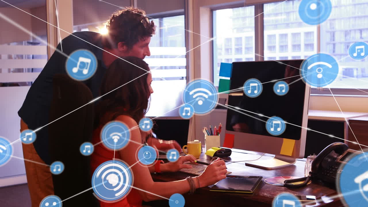 animación de la red de conexiones entre diversas personas de negocios en la oficina