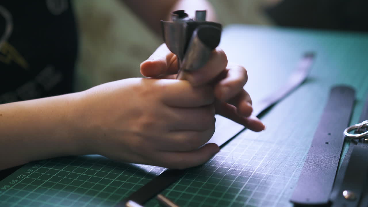 el diseñador elige cortadores de esquina y toma tiras de cuero