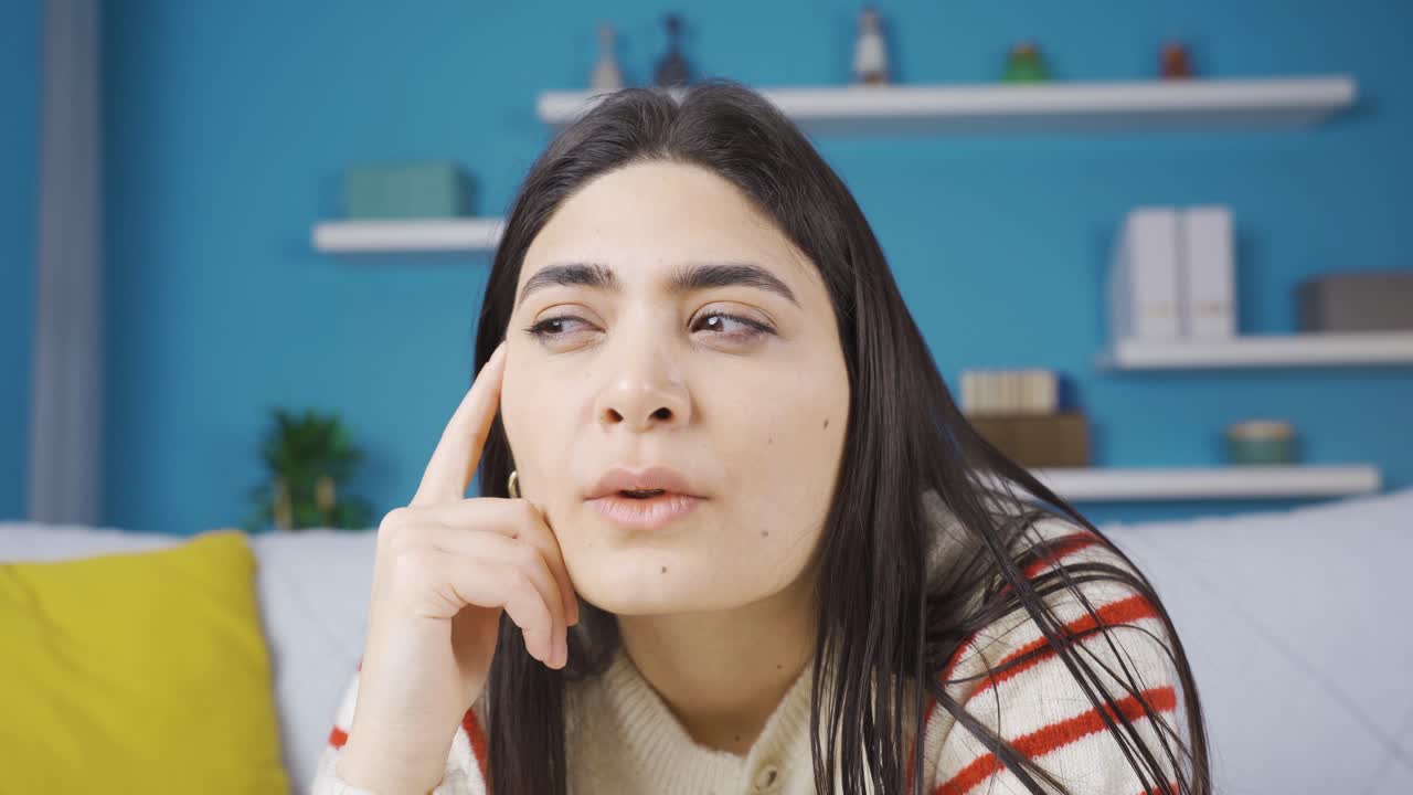 una joven con aparatos dentales tiene una buena idea en casa.