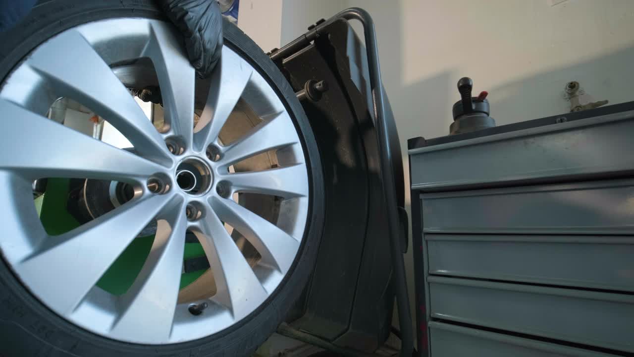 ensayo de la rueda del automóvil - equilibrio y rotación de los neumáticos