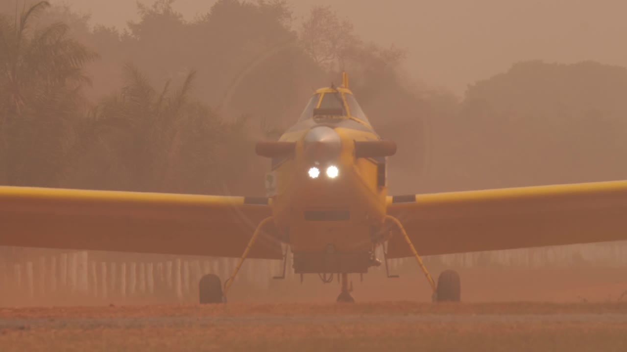 avión de extinción de incendios en pantanal toma de