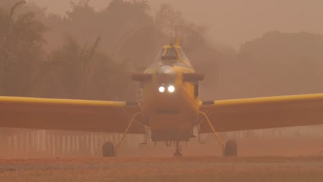 Firefighting-airplane-in-Pantanal-taking-of