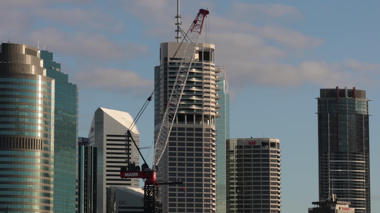 vista cercana de la ciudad de brisbane y el punto canguro construcción del puente verde grúa de elevación pesada, vista desde el punto canguro, queensland, australia