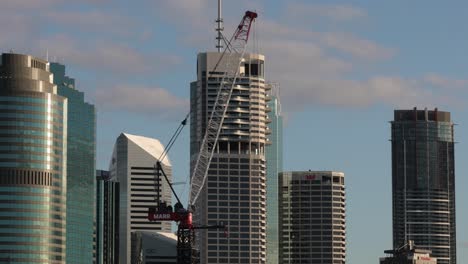 Close-view-of-Brisbane-City-and-the-Kangaroo-Point-Green-Bridge-construction-heavy-lift-crane,-viewed-from-Kangaroo-Point,-Queensland,-Australia