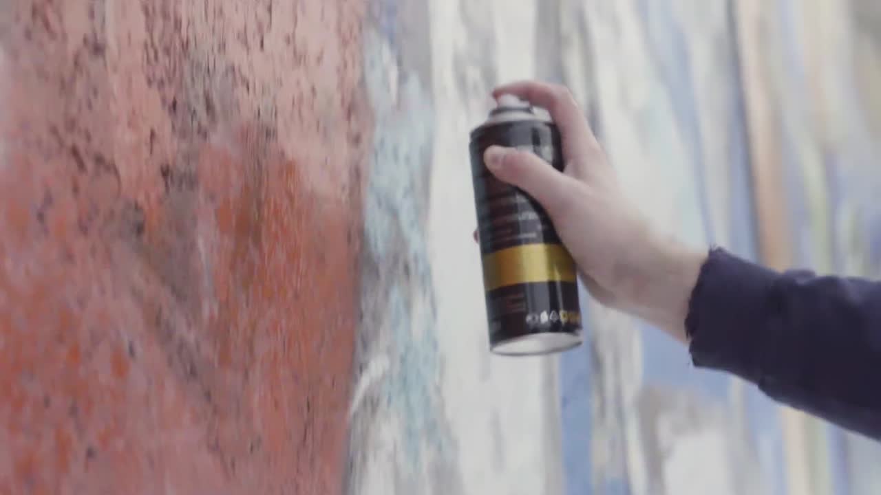 작업 중인 그래피티 아티스트