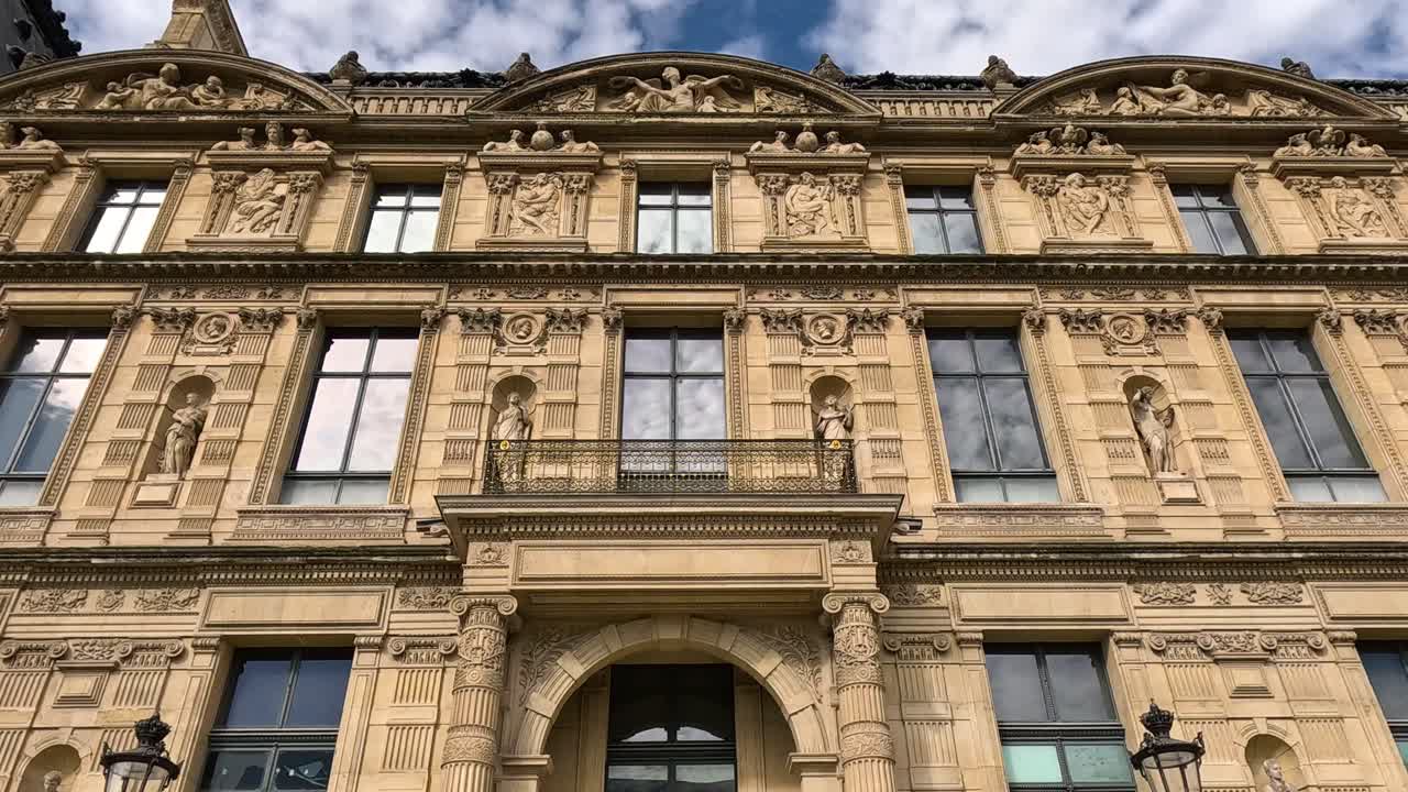 gente caminando por la entrada del museo del louvre
