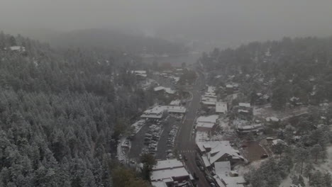 Innenstadt-Immergrün-Neblig-Colorado-Historische-Innenstadt-Luftdrohne-Schneesturm-Herbst-Herbst-Winter-Erster-Schneefall-Rocky-Mountains-Front-Range-Denver-Linke-Bewegung-Offenbaren