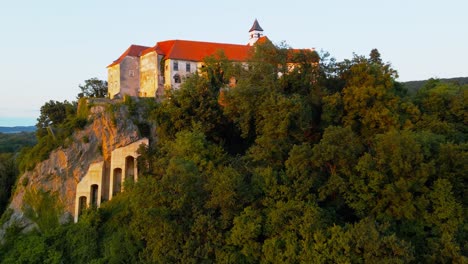 cautivadoras imágenes de drones en 4k del castillo de borl, una joya histórica con un pasado inquietante como prisión de la gestapo en la segunda guerra mundial